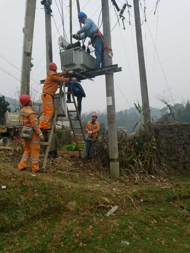 守護(hù)燈火，電力人在行動(dòng)——松桃供電局一線員工春節(jié)保電側(cè)記