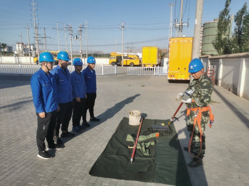 烏海電業(yè)局配電帶電作業(yè)中心：現(xiàn)場培訓(xùn)求實(shí)效，技能素質(zhì)再提升
