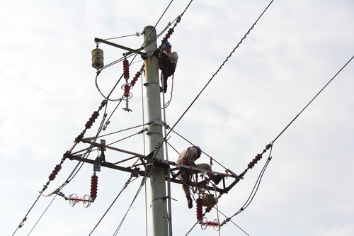 國(guó)網(wǎng)霞浦供電公司加裝線路避雷器，保障兩節(jié)期間電網(wǎng)可靠性