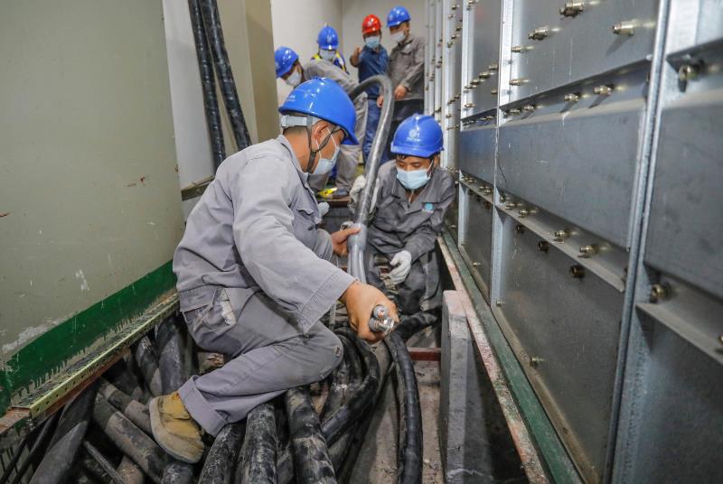 與時(shí)間賽跑，為生命加速 電力員工星夜鏖戰(zhàn)為醫(yī)院用電“增容”