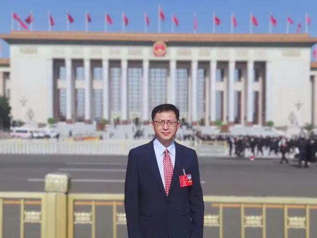 加快推動(dòng)新能源行業(yè) 與人工智能融合創(chuàng)新——訪全國人大代表、樂山太陽能研究院院長姜希猛