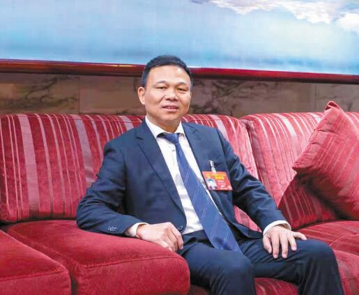 強(qiáng)電網(wǎng)優(yōu)服務(wù) 推動(dòng)城鄉(xiāng)一體化發(fā)展——訪全國人大代表、奧克斯集團(tuán)有限公司董事長鄭堅(jiān)江