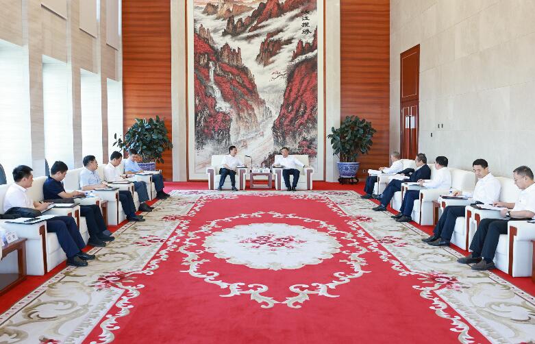 宋海良與武漢理工大學(xué)黨委書(shū)記信思金、校長(zhǎng)楊宗凱座談