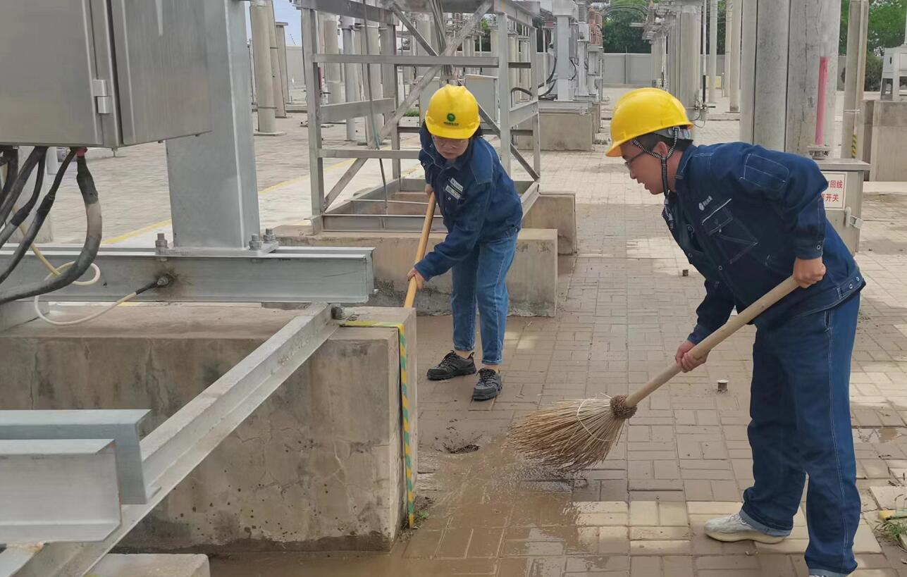 戈壁有雨，阿電人全力出擊保供電