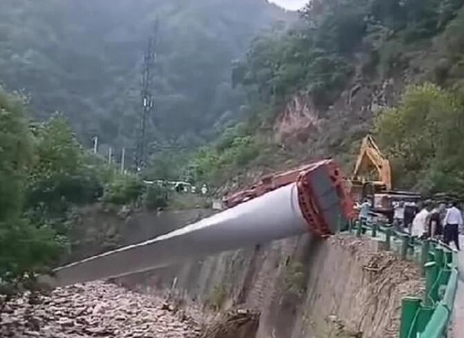 陜西寶雞隴縣：80米風電扇葉運輸車歪倒，正救援