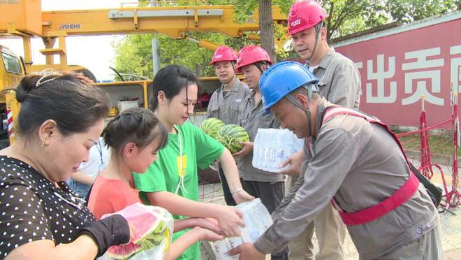 四川什邡：電力工人高溫保電忙，社區(qū)群眾熱情慰問表感謝