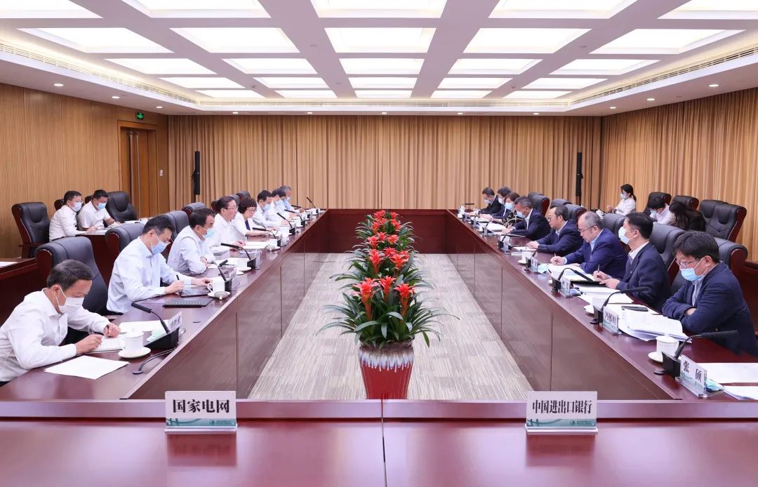 國(guó)家電網(wǎng)公司董事長(zhǎng)、黨組書記辛保安與進(jìn)出口銀行董事長(zhǎng)吳富林會(huì)談