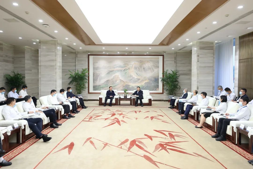 國(guó)家電網(wǎng)公司董事長(zhǎng)、黨組書辛保安與東方電氣集團(tuán)董事長(zhǎng)俞培根、總經(jīng)理徐鵬會(huì)談