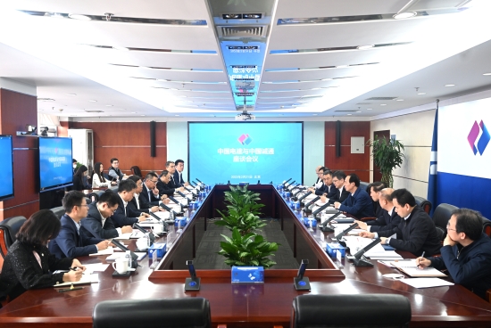 中國電建黨委書記、董事長丁焰章與中國誠通集團黨委書記、董事長朱碧新會談