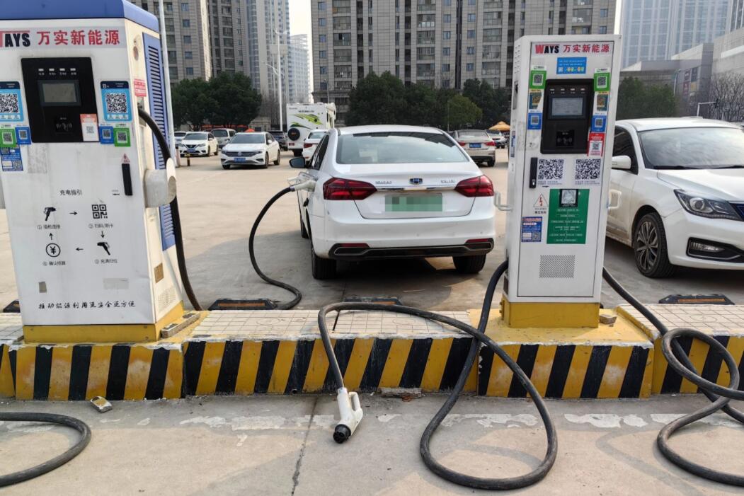新能源車充電槍被扔積水中，對“城市家電”需多加愛護(hù)