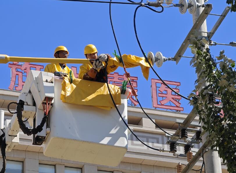 阿拉善供電公司迎夏峰帶電消缺，保醫(yī)電“汗”衛(wèi)民生