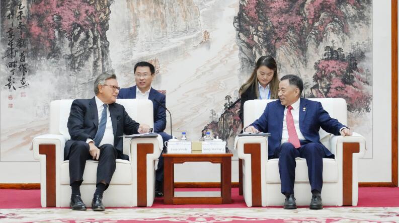 中國能建黨委書記、董事長宋海良與渣打集團(tuán)主席韋浩思會談