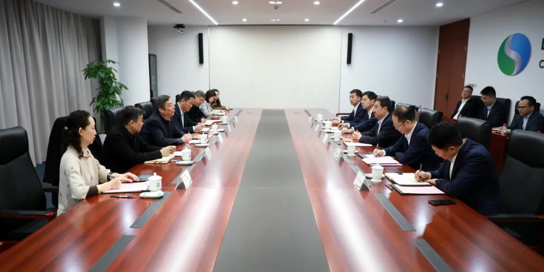 中國電氣裝備黨委書記、董事長白忠泉會見上海市經(jīng)濟(jì)和信息化委員會副主任戎之勤