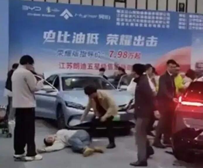 突然啟動(dòng)!參展車撞傷5人，車企最新回應(yīng)