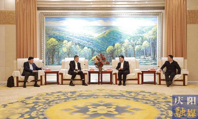 慶陽(yáng)市委書記黃澤元、市長(zhǎng)周繼軍與山東能源集團(tuán)黨委書記、董事長(zhǎng)李偉一行座談