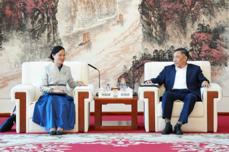 宋海良與廣西博覽局黨組書記、局長(zhǎng)韋朝暉會(huì)談