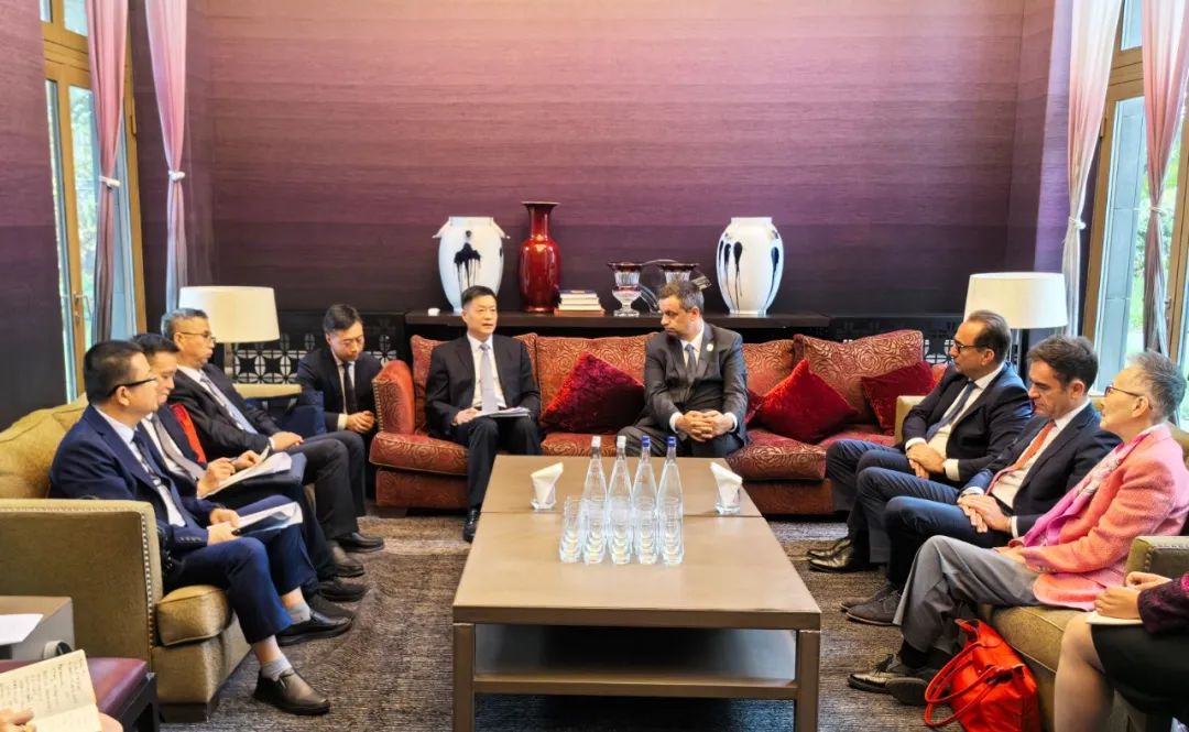 東方電氣集團(tuán)黨組書記、董事長(zhǎng)俞培根與法國電力集團(tuán)董事長(zhǎng)兼首席執(zhí)行官呂克·雷蒙會(huì)談