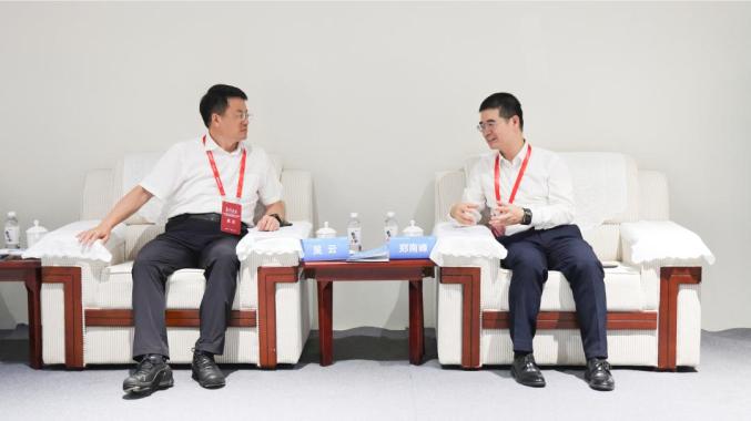 吳云與中國科學(xué)院院士、中國氫能聯(lián)盟戰(zhàn)略指導(dǎo)委員會(huì)委員、廈門大學(xué)教授鄭南峰座談