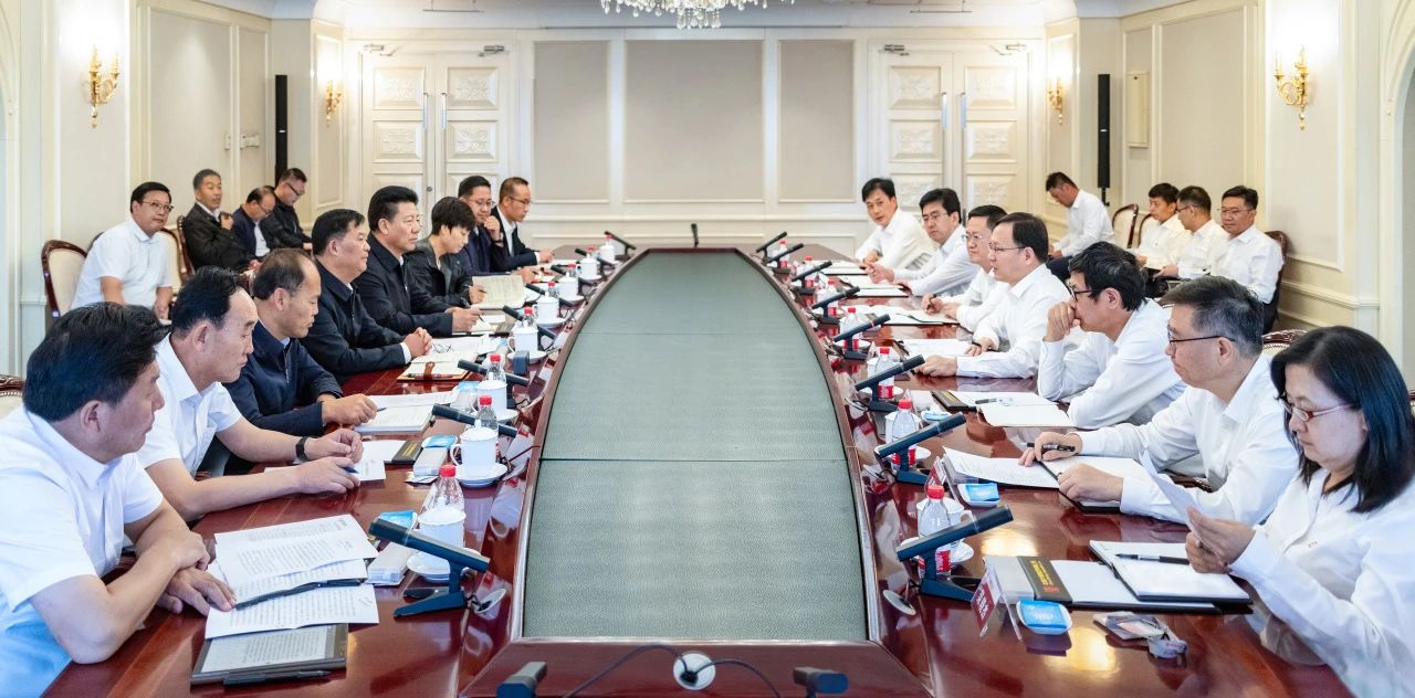 大唐集團(tuán)總經(jīng)理、黨組副書記張傳江與青海省海南州委書記呂剛、州長尕瑪朋措會(huì)談