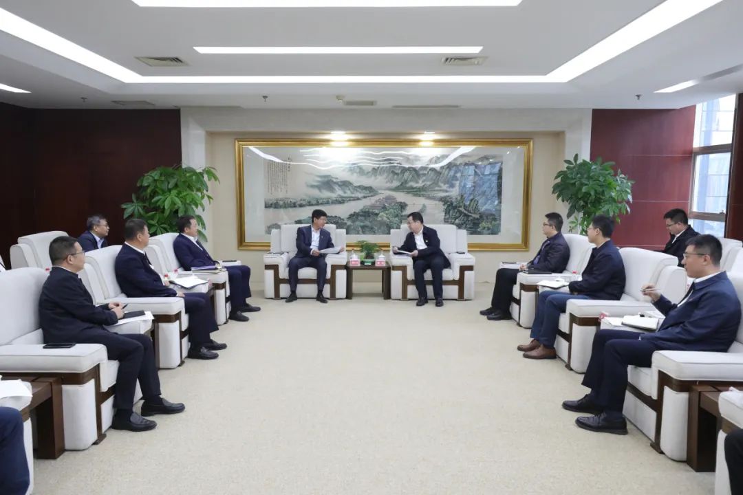 大唐四川公司黨委書記、董事長梁華與中能建西南區(qū)域總部黨委書記、總經(jīng)理，中能建西南投資公司黨委書記、董事長鄒小川會談
