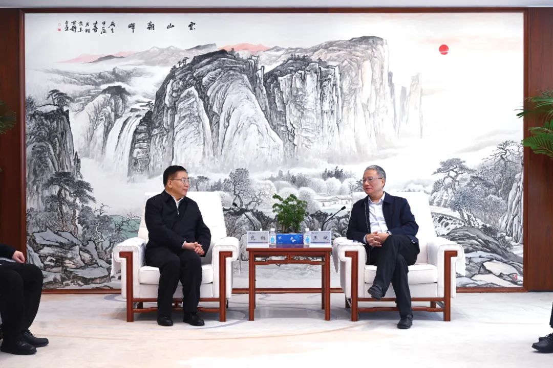 中國電建黨委副書記、總經(jīng)理王斌與內(nèi)蒙古自治區(qū)黨委常委、呼和浩特市委書記包鋼會談