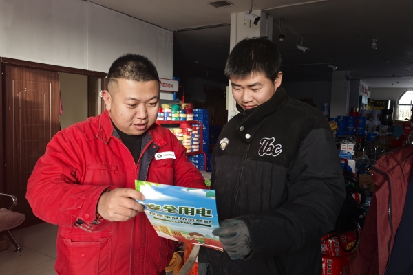 內(nèi)蒙古電力集團(tuán)烏海千里山供電公司蒙電愛(ài)心光明行，用電無(wú)憂(yōu)進(jìn)社區(qū)